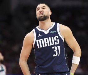 九游官网下载-尽力输出！克莱全场13投7中&amp;三分10中4 拿下18分1篮板2助攻